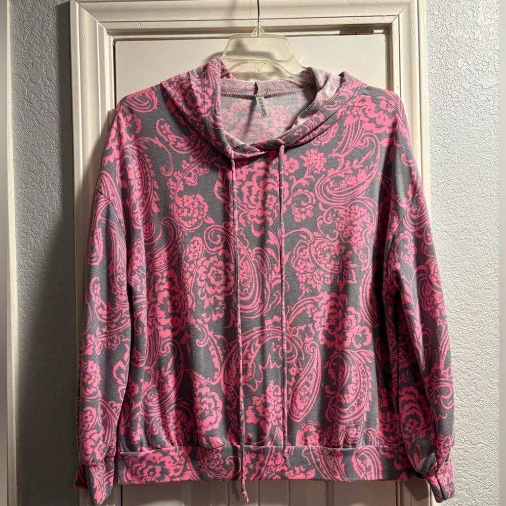 Dear Scarlett Pullover Top Womens Medium Pink Gray Paisley Hoodie Long Sleeve